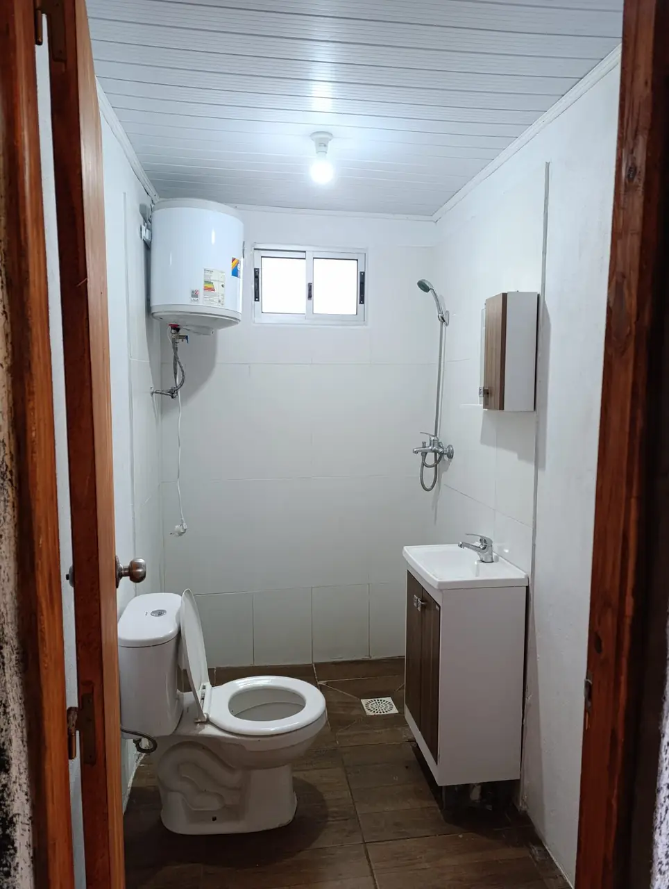 Baño completo terminado, con inodoro, vanitory y calefón