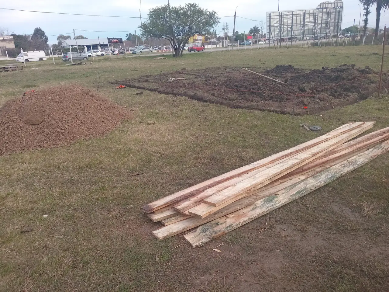 El terreno con la madera acopiada, antes de empezar la obra