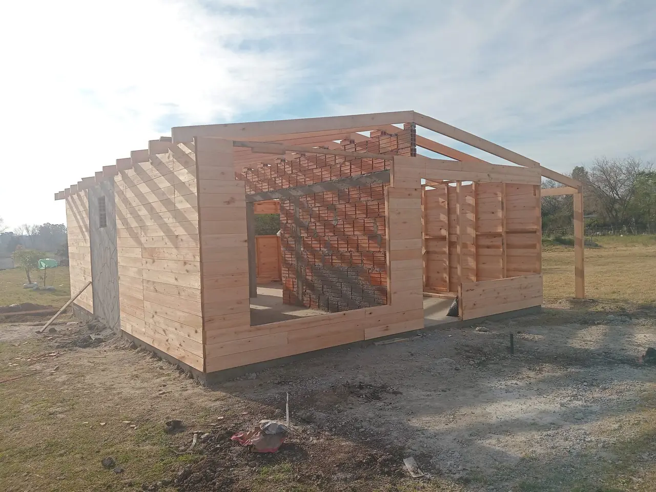 Estructura de madera con los tirantes del techo y la galería, lista para la chapa