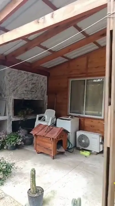 Video: el frente de una vivienda terminada bajo la galería, con la puerta y la ventana de aluminio