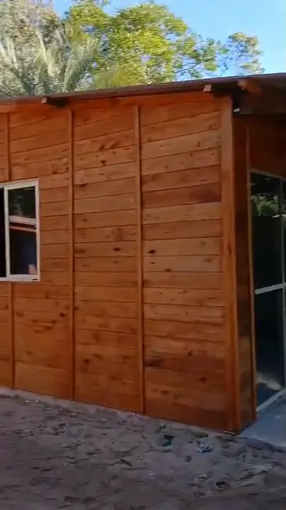 Video: la galería techada con el parrillero y los postes de madera