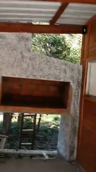 Video: sala con pared en piedra, piso cerámico y cielorraso de madera