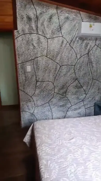 Video: sala-cocina amueblada con heladera, mesa y sillones