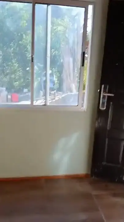 Video: el lateral y la galería con parrillero de otra vivienda de madera