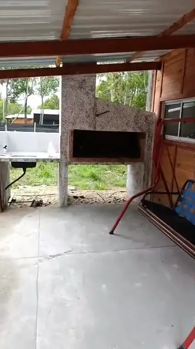 Video: recorrida de una vivienda de madera desde la entrada, por el living, el baño y el dormitorio