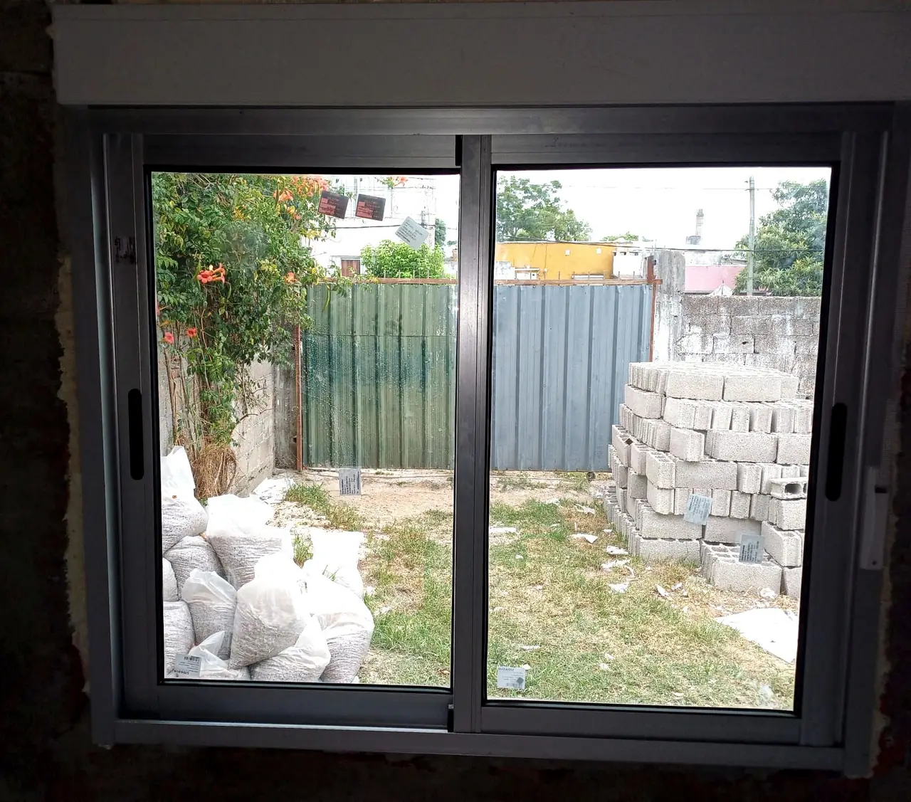 Ventana corrediza de aluminio colocada en una obra