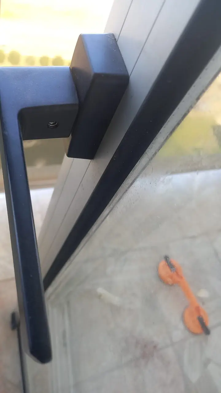 Perfil de aluminio negro de una ventana corrediza