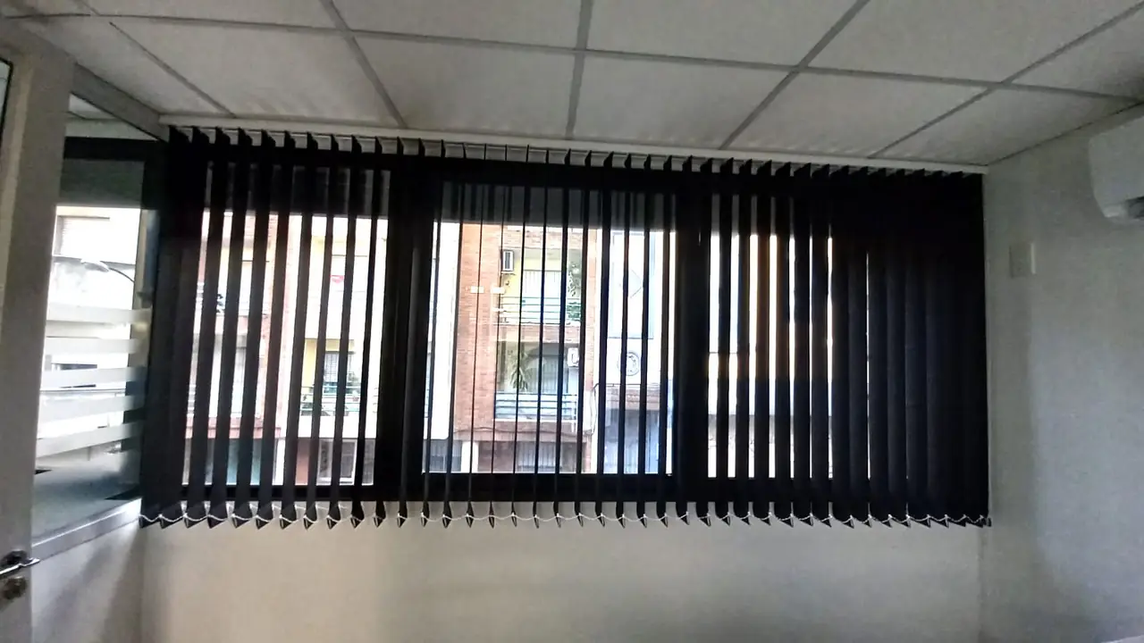 Bandas verticales oscuras en una oficina