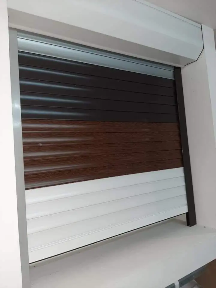 Muestras de lamas de aluminio en color madera y blanco