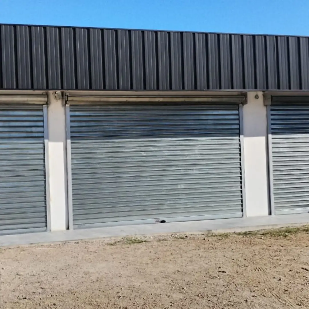 Cortinas de enrollar de aluminio en los accesos de un galpón