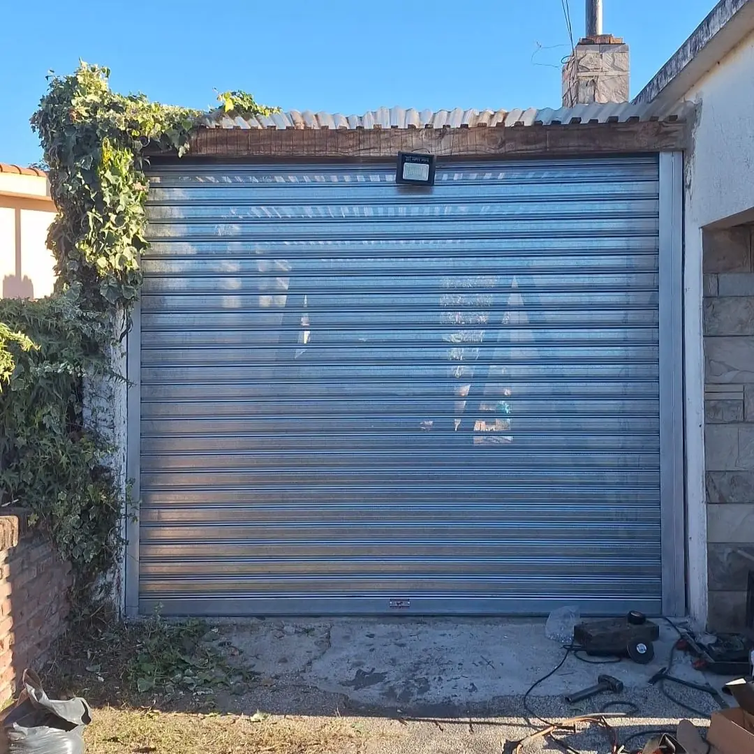 Cortina metálica galvanizada en la entrada de una casa