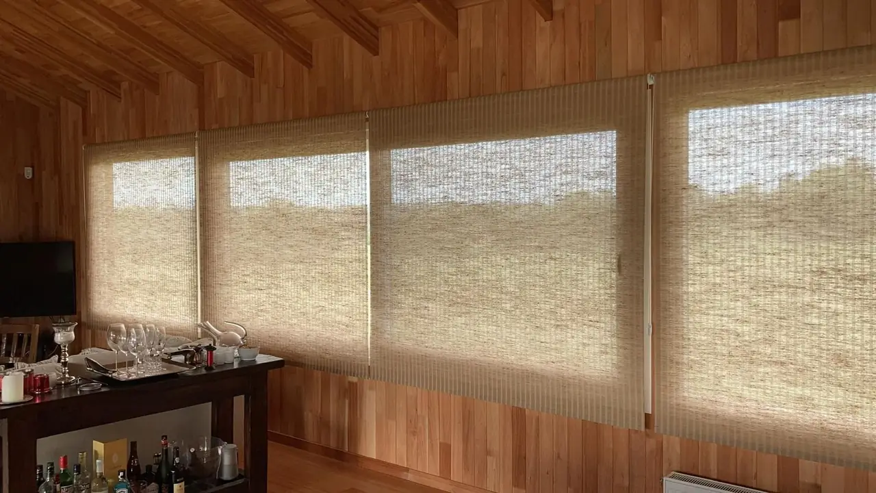 Cortina roller de tela screen texturada en un ambiente revestido en madera