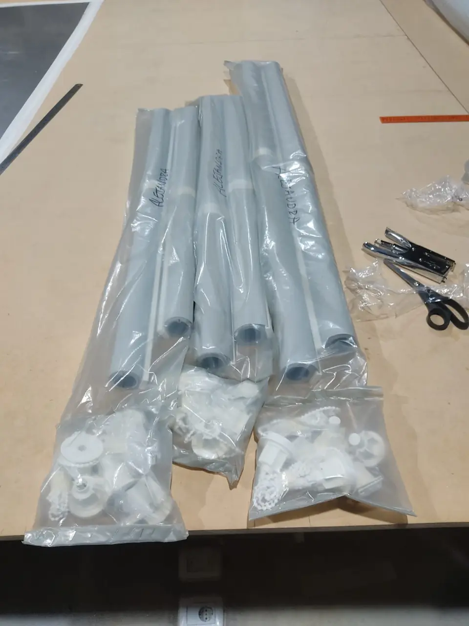 Tubos y soportes de cortinas roller antes de la instalación
