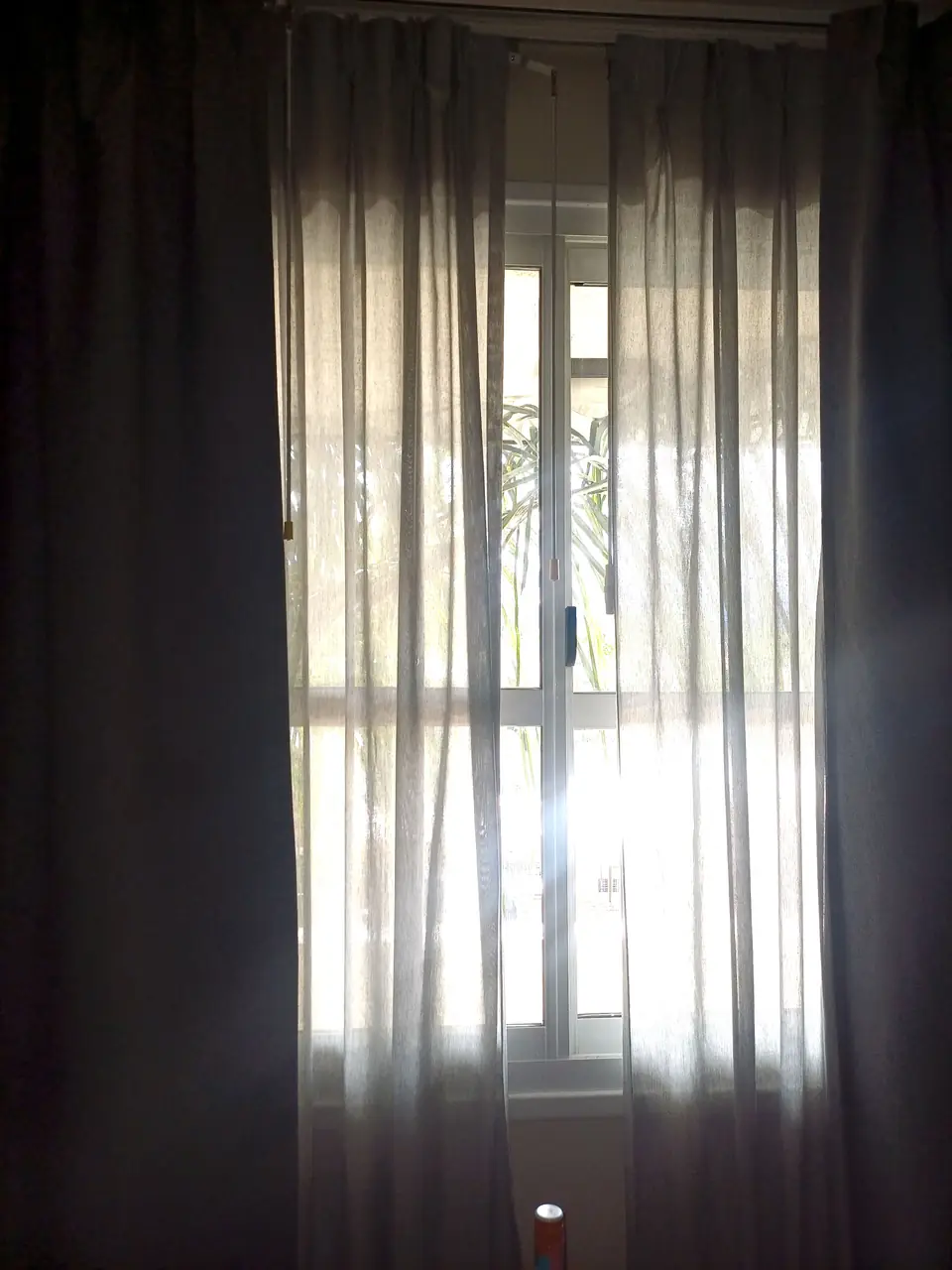 Tela liviana cerrada sobre la ventana, entre dos paños blackout, con luz de día